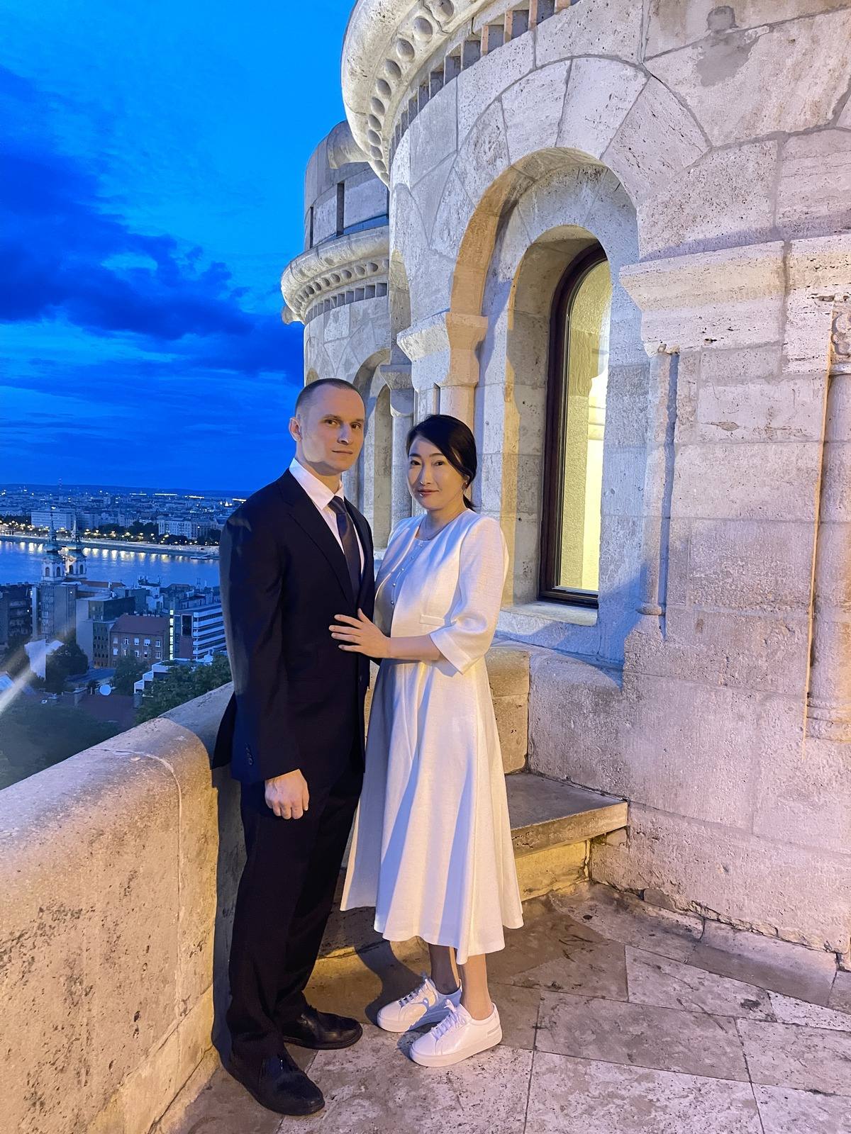 Hyoeun és Gábor a Halászbástya boltíve alatt